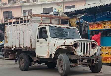 Vehicles running on the roads without number plates and in dilapidated condition, questions on the negligence of the administration