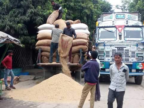 फोटो-15- मंडी में खाद्यान्न उतरवाते किसान। संवाद