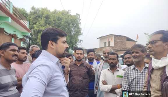 Secretary ran away after seeing the crowd of farmers, farmers remained worried for fertilizer