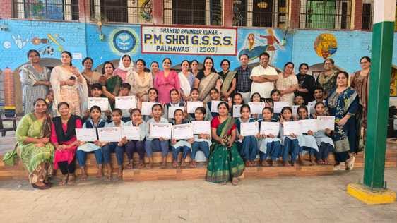 The winning team of Haryanvi group dance was honored in the school.