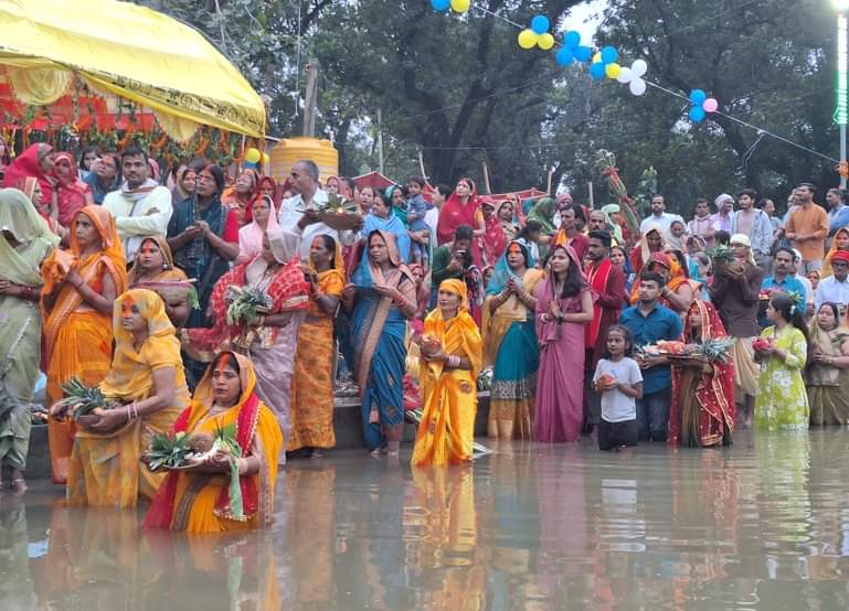 फोटो 28 एचएएमपी 13- सुमेरपुर में छठ पूजा करती महिलाएं। संवाद