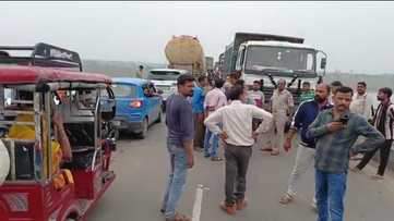 फोटो 28 एचएएमपी 23= बेतवा पुल पर खड़े जाम में फंसे वाहन। संवाद