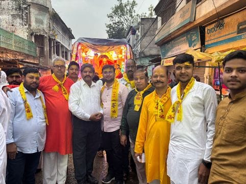 Shri Pavan Sut Maharaj's procession was taken out with band and music.