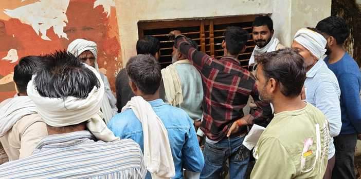 फोटो-30-क्रय विक्रय केंद्र के बाहर लगी किसानों की भीड़। संवा