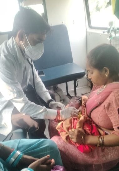 Ambulance workers' presence of mind saved the life of a newborn