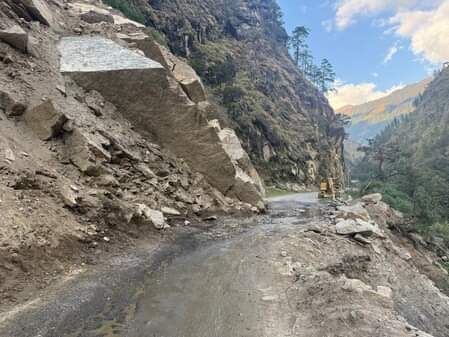 गंगोत्री हाईवे पर पड़ा मलबा और विशाल बोल्डर। संवाद