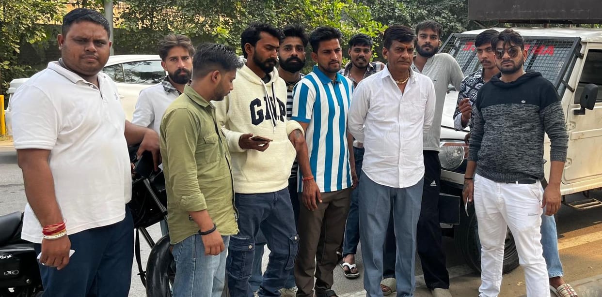 Cow vigilantes chased cow smugglers from Bhiwani to Mahendragarh and pelted stones at the police.