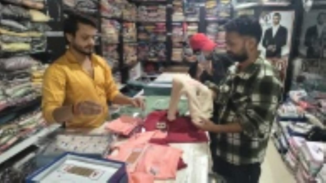 The weather turned hot, and the clothing market was affected by the wedding season.