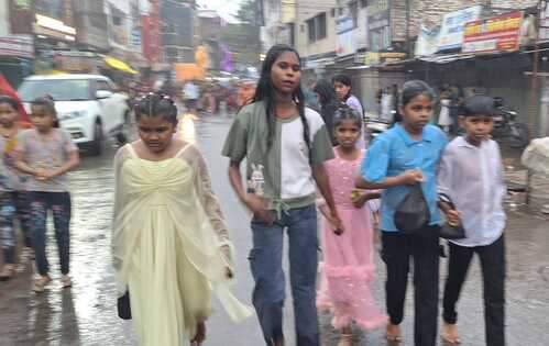 हल्की बूंदाबादी के चलते खलीलाबाद में भींगे हुए बच्चे । संंवाद