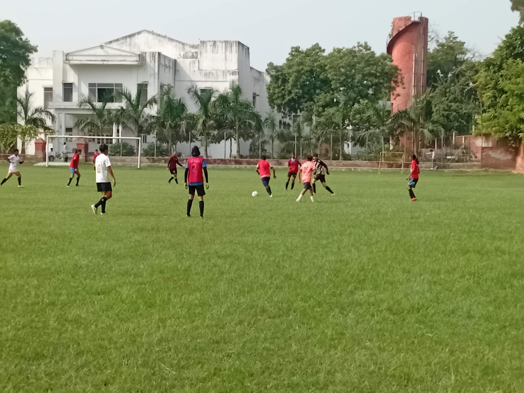 हरियाणा ओलंपिक गेम्स के लिए जाट कॉलेज में लगे फुटबाल के प्रशिक्षण कैंप में अभ्यास करती खिलाड