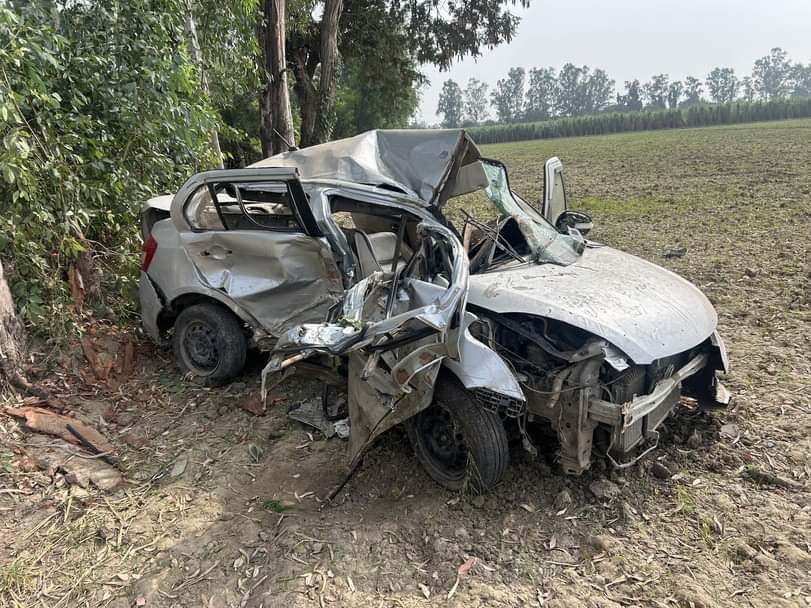 हादसे में पूरी तरह से क्षतिग्रस्त हुई कार।