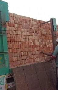 ईंट ढोहने वाले ट्रक में ईंट रखता मजदूर। स्रोत:विडियोग्रैब