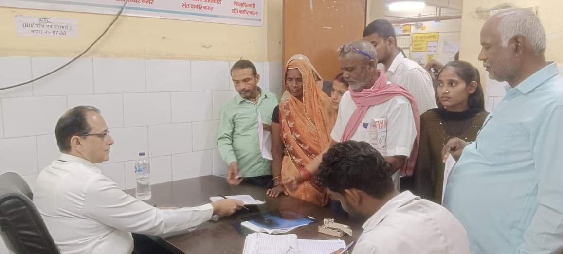 जिला अस्पताल में मरीज देखते चिकित्सक-संवाद