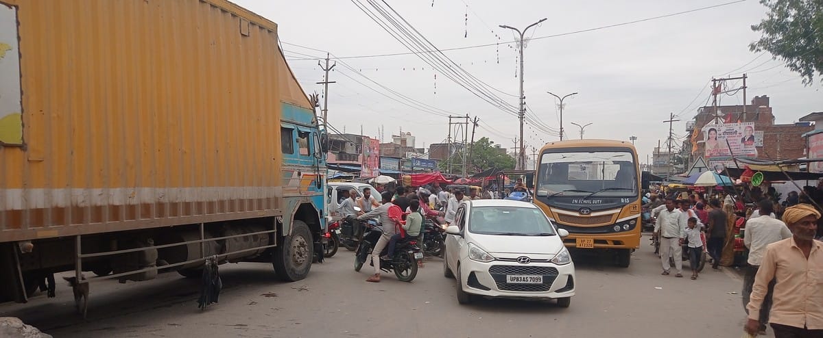 The problem of traffic jam became serious at the main intersection of Bareilly-Farrukhabad Highway.