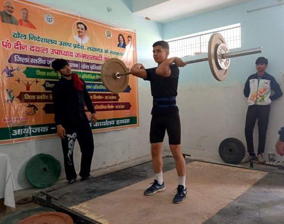 जूनियर भारोत्तोलन प्रतियोगिता में भाग लेते युवा।स्रोत : खेल विभाग