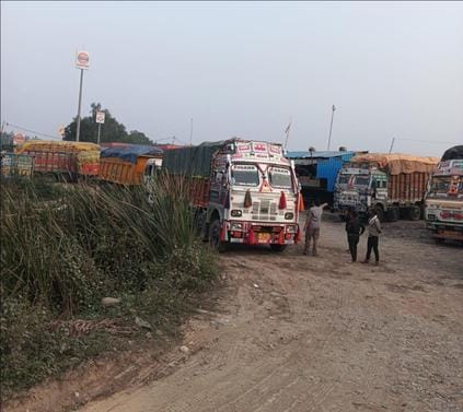 Farmers returned more than 300 vehicles carrying paddy and rice.