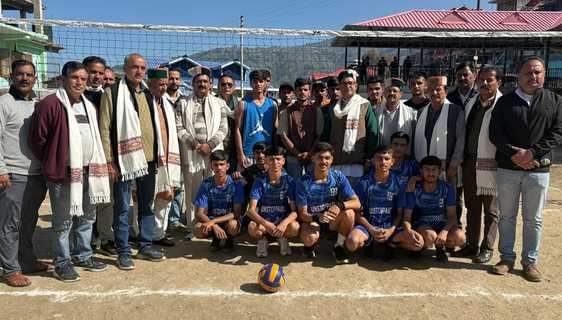 कुमारसैन दरबार मैदान में खेलकूद प्रतियोगिता का शुभारंभ करते मुख्यातिथि। संवाद