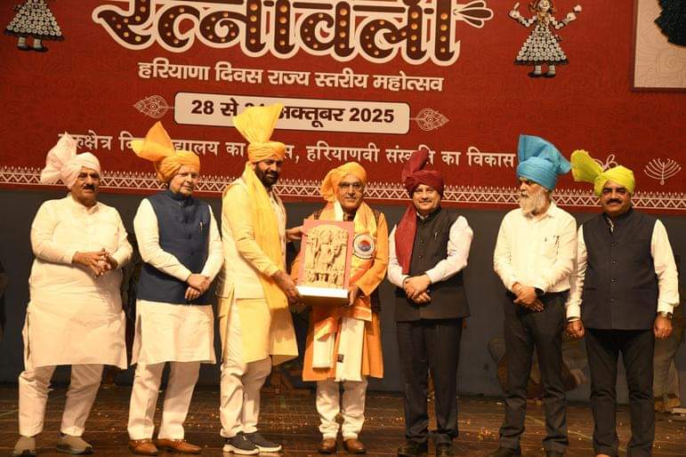 कुरुक्षेत्र। पद्मश्री संत लाल को सम्मानित करते मुख्यमंत्री नायब सैनी। संवाद