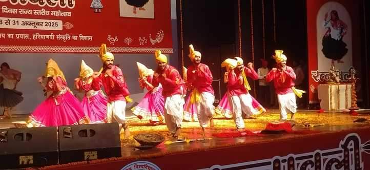 कुरुक्षेत्र। रत्नावली महोत्सव में रसिया नृत्य की प्रस्तुति देते कलाकार। संवाद