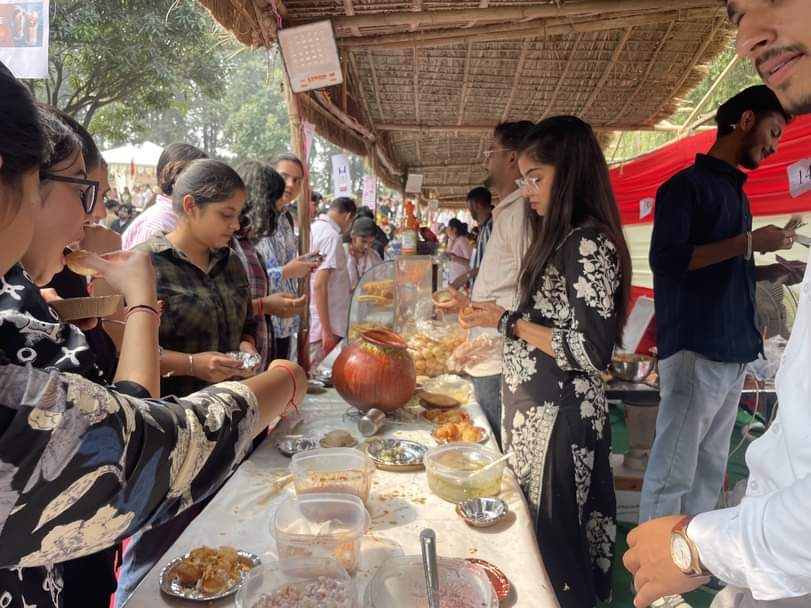 कुरुक्षेत्र। व्यंजनों का स्वाद चखते युवा। संवाद