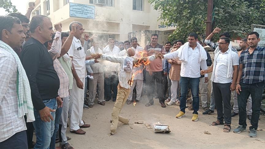 electric workers burnt effigy