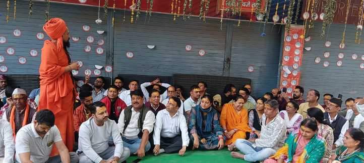 खारास्रोत मुनि की रेती में अंग्रेजी शराब का ठेका हटाने को लेकर ठेका परिसर में धरने पर बैठे प्रद