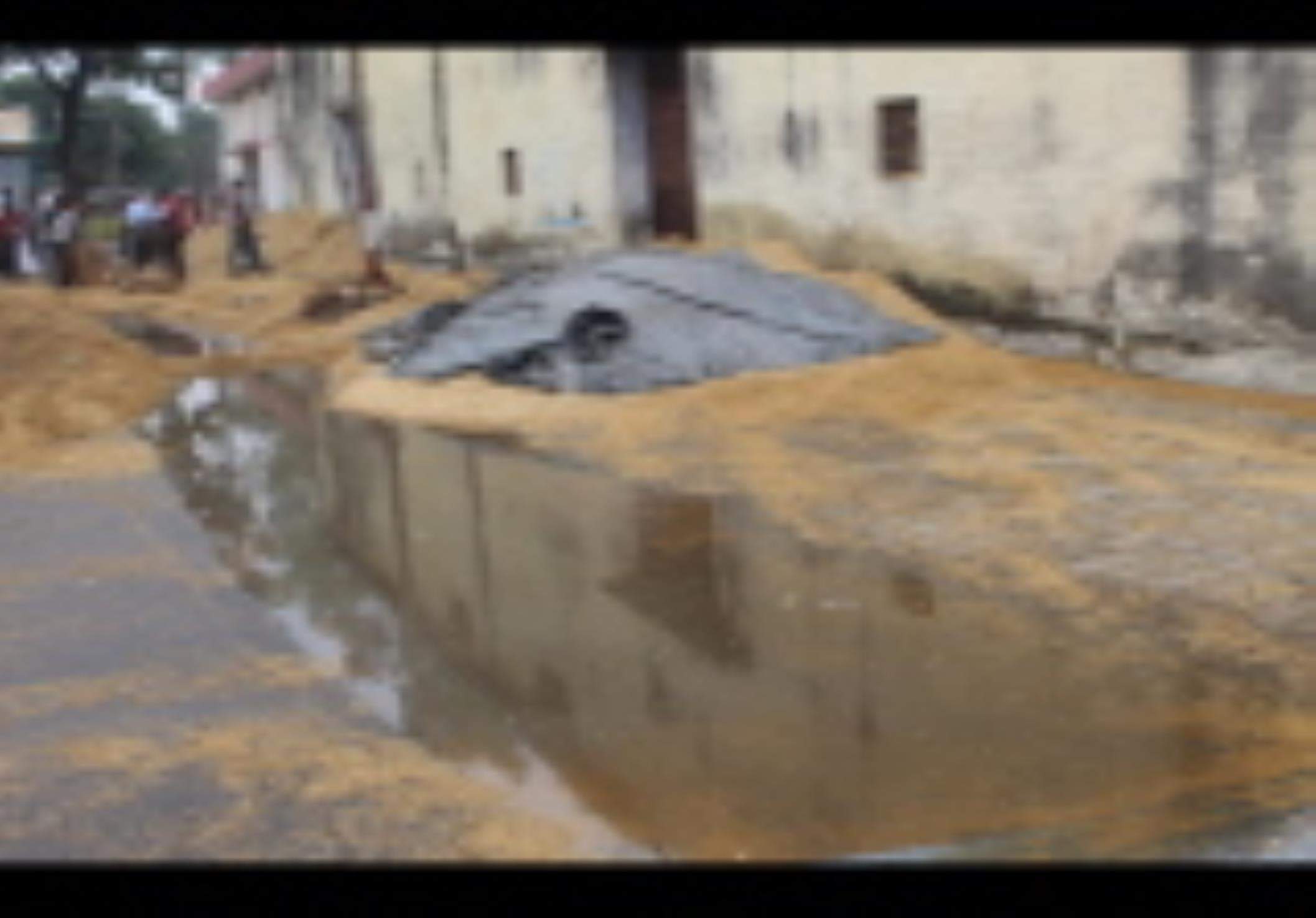 मंडी समिति में धान के ढेर के आसपास भरा पानी। संवाद