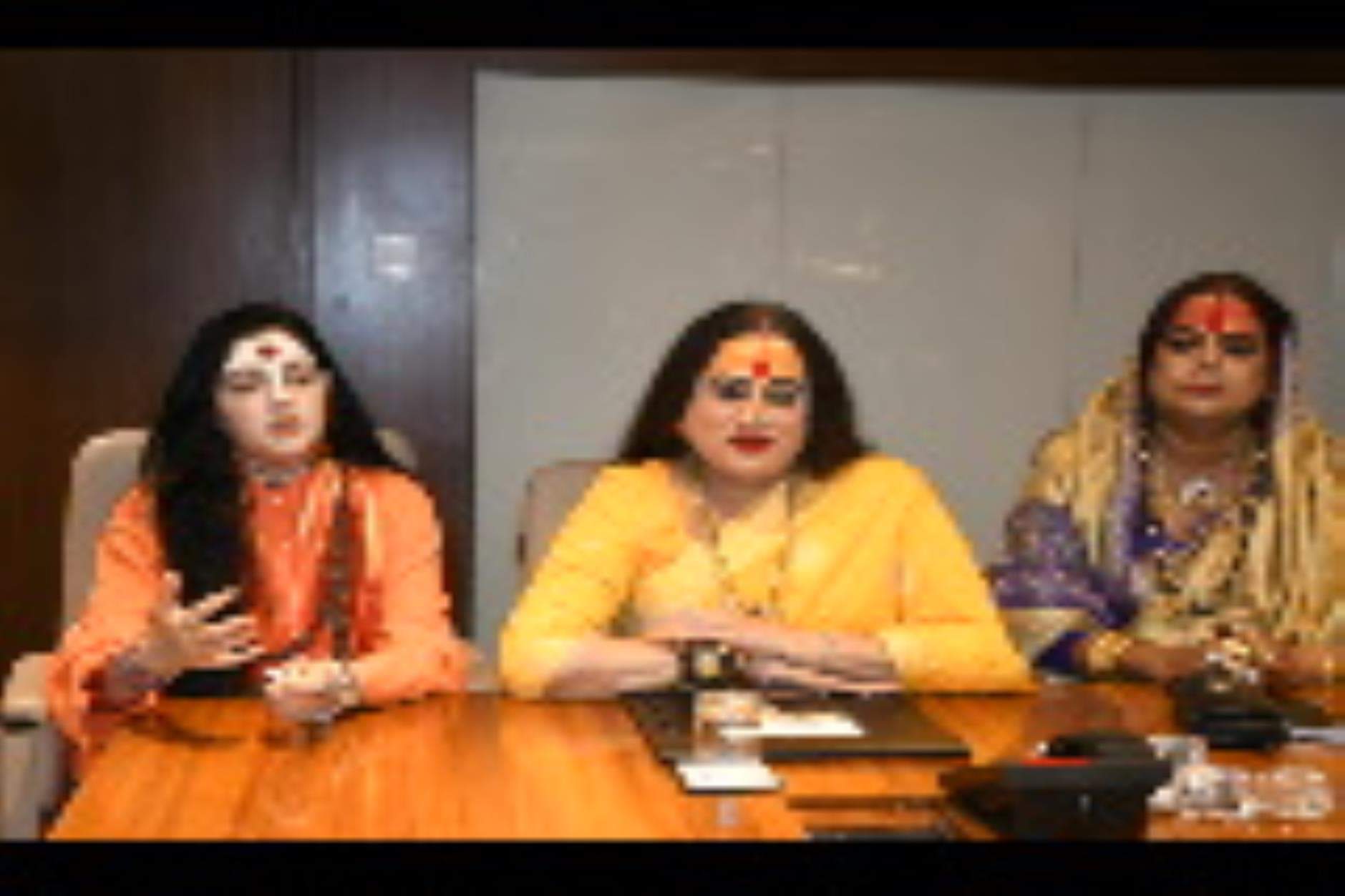 मोहद्दीपुर एक होटल में पत्रकारों से बातचीत करती यमाई ममता नंदगिरी साथ में डॉक्टर लक्ष्मी नारायण