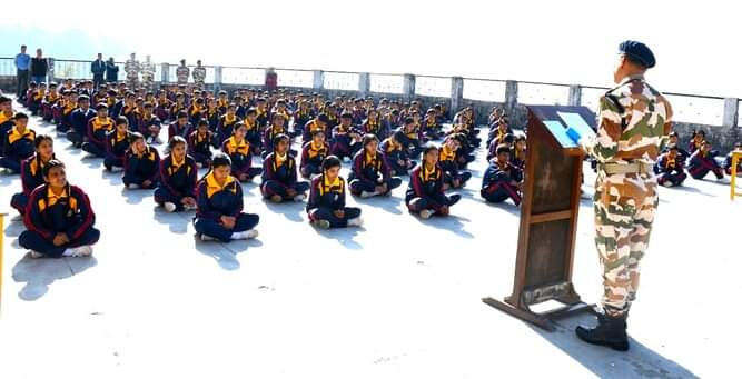 मसूरी में आईटीबीपी अकादमी के अधिकारियों ने छात्र-छात्राओं को सतर्कता जागरुकता सप्ताह कार्यक्रम 