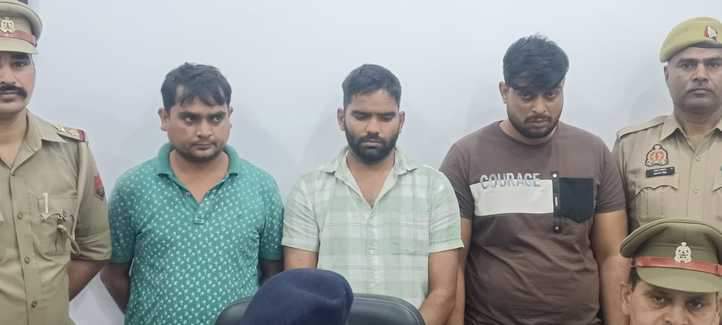 मोदीनगर पुलिस ने गिरफ्तार किए डेबिट कार्ड बदलकर रकम निकालने वाले गिरोह के तीन आरोपी। संवाद