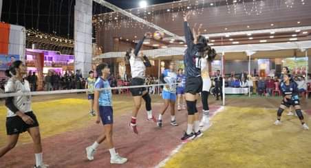 नरेंद्रनगर कुंजापुरी पर्यटन एंव विकास मेले में वॉलीबाल खेलते खिलाड़ी। स्रोत जागरूक पाठक