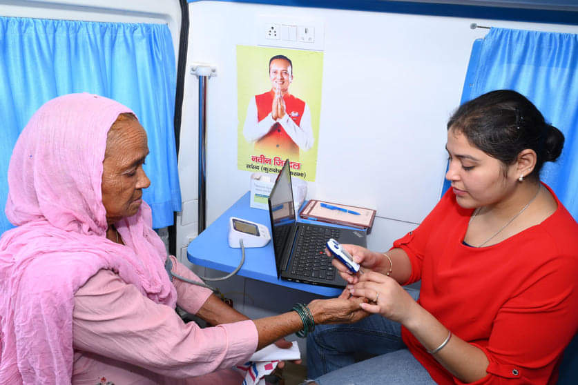 पिहोवा। शिविर में महिला के स्वास्थ्य की जांच करती चिकित्सक। विज्ञप्ति