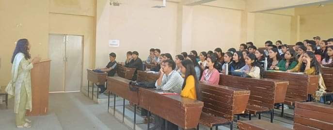 पीजी कॉलेज रामपुर में आयोजित सेमीनार में मौजूद विद्यार्थी। स्रोत : कॉलेज प्रबंधन