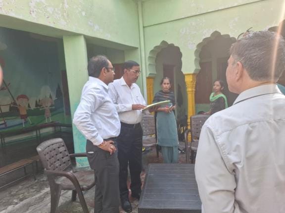 The administration closed the play school running without recognition in Jamawadi.