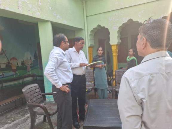 प्ले स्कूल में निरीक्षण करते एसडीएम राजेश व डीईओ। 