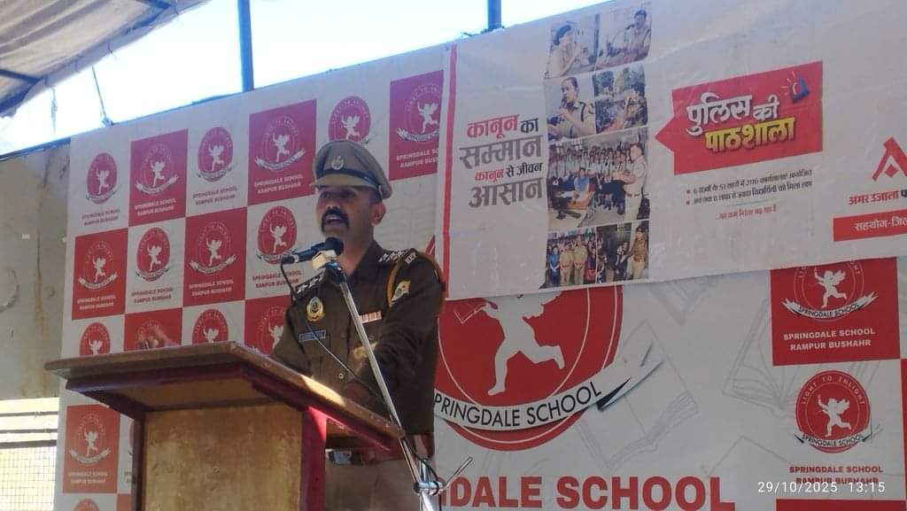 पुलिस की पाठशाला में संबोधित करते निरीक्षक आशीष कौशल। संवाद