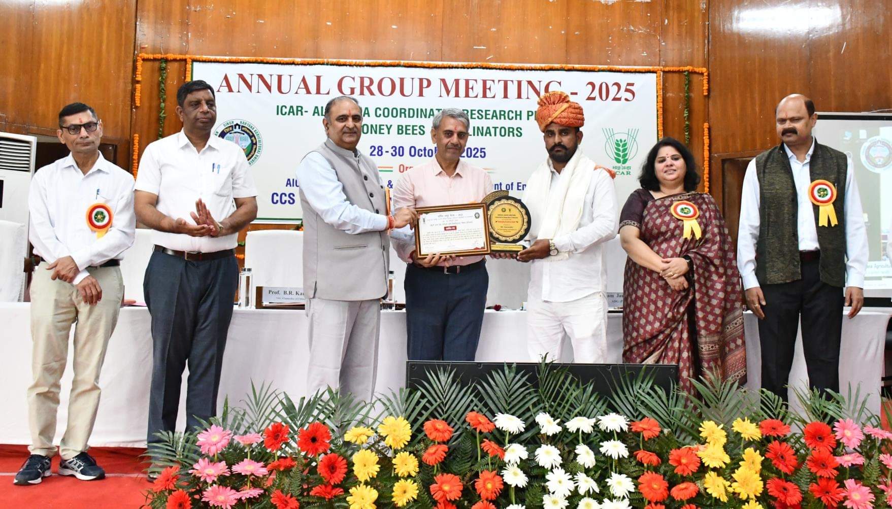 प्रगतिशील किसानों को सम्मानित करते हुए मुख्य अतिथि डॉ. डी.के. यादव व वीसी प्रो. कांवोज। स्रोत :