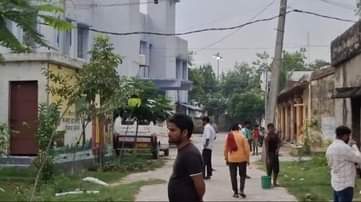 पोस्टमार्टम हाऊस के बाहर खड़े परिजन