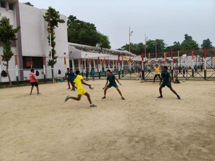 पंत स्टेडियम में ट्रायल देते खिलाड़ी।