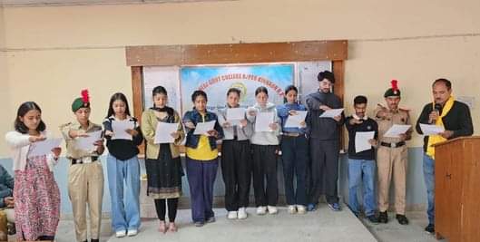 रिकांगपिओ महाविद्यालय में केंद्रीय छात्र परिषद के नए पदाधिकारी शपथ ग्रहण करते हुए। स्रोत : कॉले