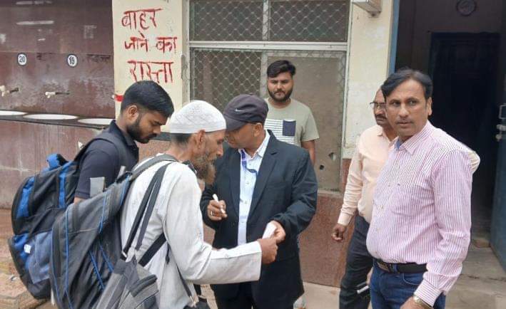 रेलवे स्टेशन पर टिकट चेक करते कर्मचारी। 