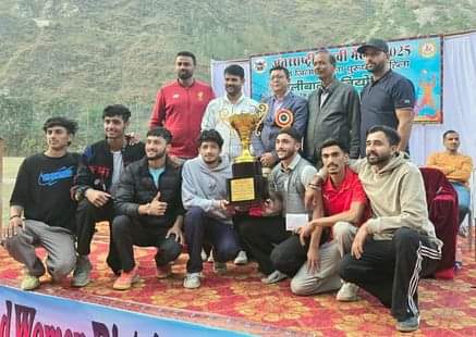 रामपुर में आयोजित वॉलीबाल प्रतियोगिता की विजेता बनी रोहड़ू की टीम। संवाद