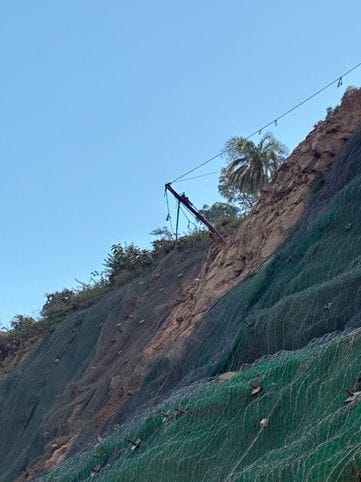 Stones falling from the hill on the four-lane, nets being installed without closing the road