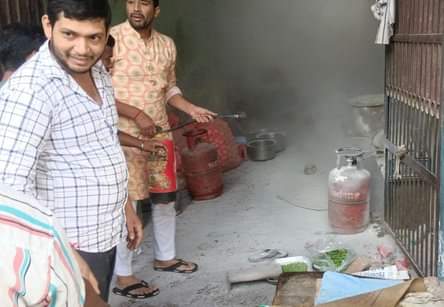 रटौल में  मिठाई की दुकान में लगी आग को बुझाते लोग । स्रोत:ग्रामीण