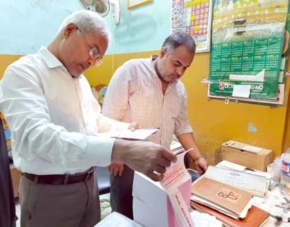 संभल में वीनस अल्ट्रासाउंड सेंटर में कागज चेक करते सिटी मजिस्ट्रेट सुधीर कुमार। संवाद