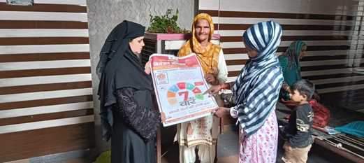 संचारी रोग अभियान के तहत निवाड़ा गांव मे परिवार को जागरूक करतीं महिला स्वस्थ्यकर्मी l स्रोत स्वस