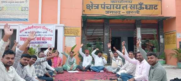 Village secretaries' protest continues, slogans raised against BDO
