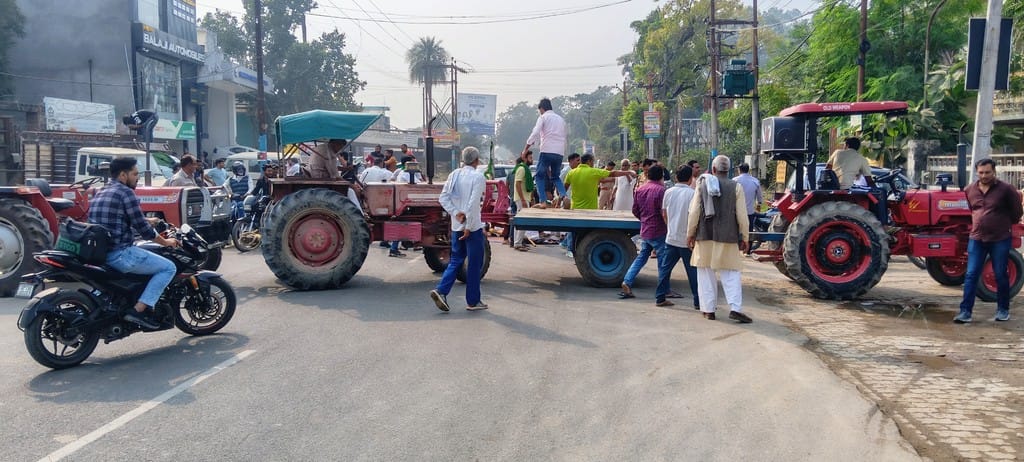In protest against the pole, Bhakiyu blocked the Meerut-Mawana road and staged a sit-in.