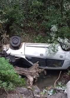 सिंगापुर-नगराव सड़क पर खड्ड में गिरी कार। संवाद