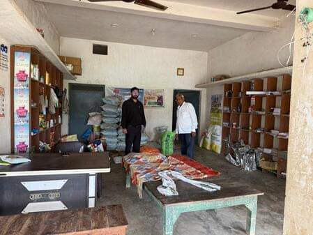 सेमरियावां में उर्वरक की दुकानों की जांच करते जिला कृषि अधिकारी-स्रोत कृषि विभाग